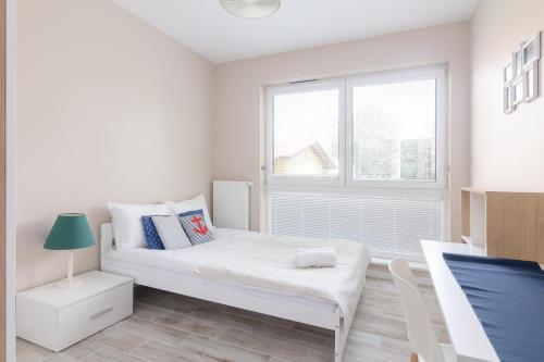 Metro Wilanowska Comfortable Apartment by BookingHost, Varsovia