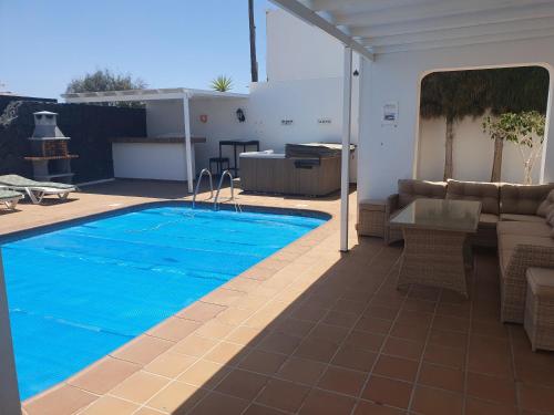  FUN FAMILY VILLA-CRAZY GOLF COURSE-HEATED POOL-COCKTAIL BAR-JACUZZI-GAMES ROOM-WIFI &UK TV in Puerto del Carmen