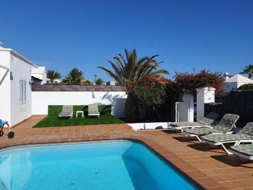  FUN FAMILY VILLA-CRAZY GOLF COURSE-HEATED POOL-COCKTAIL BAR-JACUZZI-GAMES ROOM-WIFI &UK TV in Puerto del Carmen