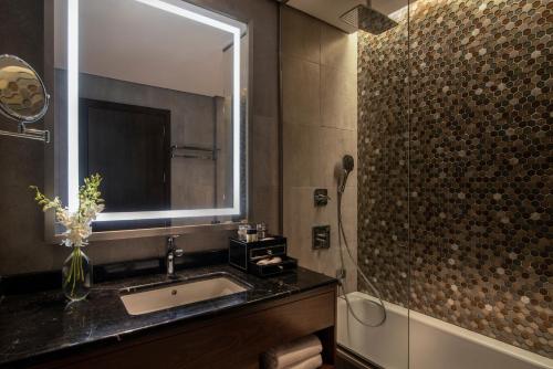 Bathroom, Mövenpick Hotel And Residences Riyadh in Aghadir