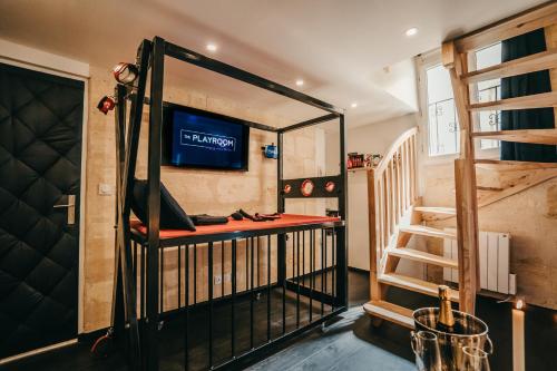 LOVE ROOM Bordeaux Playroom avec salle de jeux pour adultes et lit à eau chauffant 4