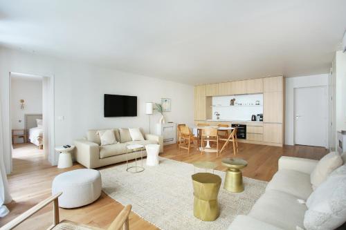 Residence in the center of Paris by Studio prestige, Paryż
