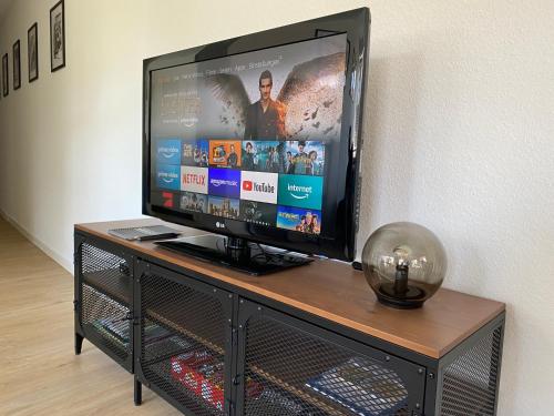 ☆FEWO ALTES KINO - MODERN - QUIET - 65M² - TV - NETFLIX - WLAN☆