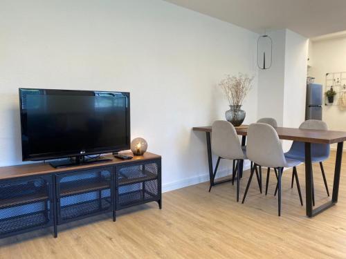 ☆FEWO ALTES KINO - MODERN - QUIET - 65M² - TV - NETFLIX - WLAN☆