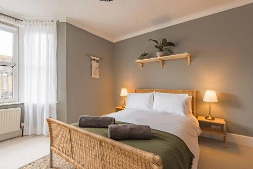 Heritage Cottage - Charming and stylish home with lovely garden