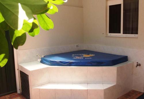 Runaway Bay Motor Inn Room Type - King Room with Outdoor Spa Bath