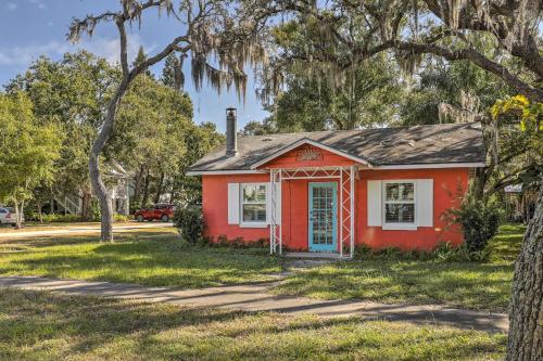 Cozy Crystal Beach Cottage Walk to Shoreline