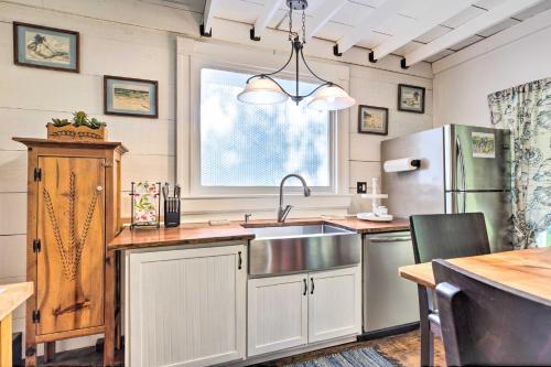 Historic Biloxi Bay Cottage with Beautiful View in Ocean Springs, USA