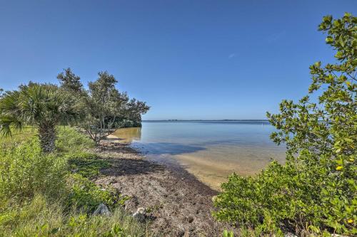 Cozy Crystal Beach Cottage Walk to Shoreline