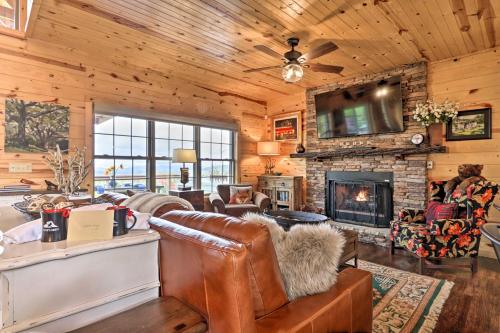 Woodsy Retreat with Fire Pit and Resort Amenities in Gatlinburg, USA