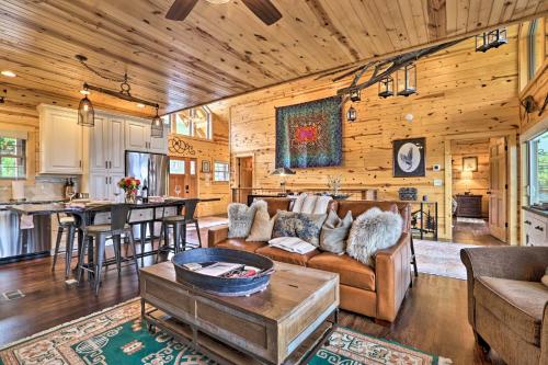 Woodsy Retreat with Fire Pit and Resort Amenities in Gatlinburg, USA