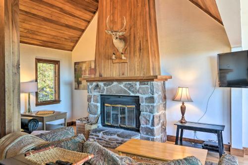 Spacious Snowshoe Cabin with Sunset Mtn Views! - Dunmore
