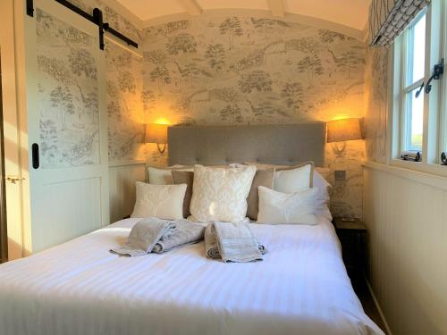 5* Shep Hut with far reaching views of Devon - image 3