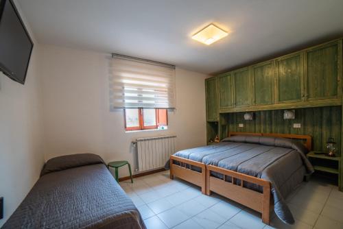 2 twin beds