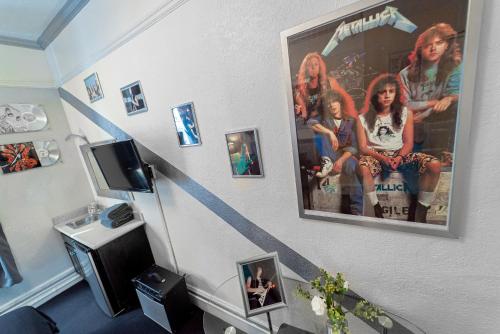 Metallica Room with Shared Bathroom image 3