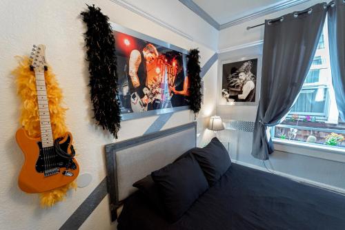 Metallica Room with Shared Bathroom image 5
