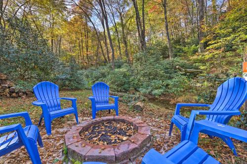 Boone Cottage with Fire Pit and On-Site Creek! in Boone, USA