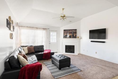 3BR/2BA,1 Level,Game Room,Pool Table,Fire Place