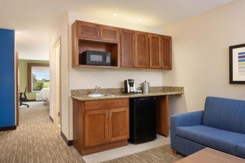 Holiday Inn Express & Suites Searcy, an IHG Hotel