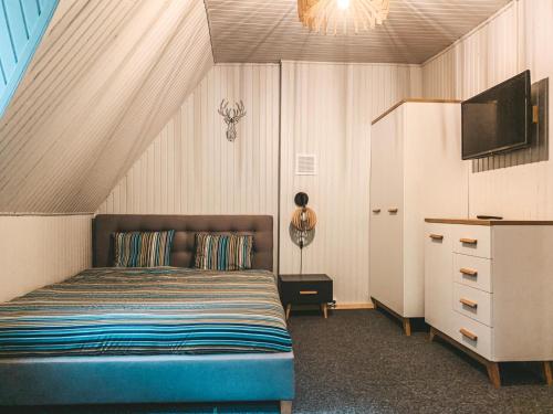 1 queen bed, 1 sofa bed