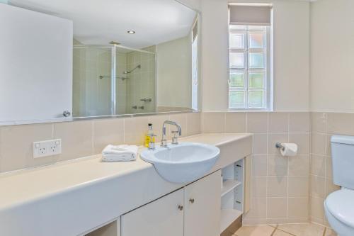 Seaside apartment minutes from Sunshine Beach - image 4