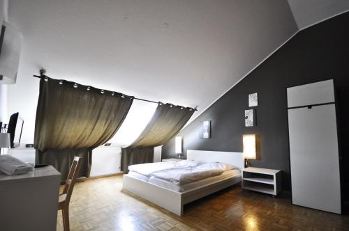 Five Elements Hostel Room Type - Double Room - Shower and WC in Hallway