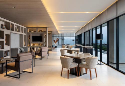 로얄 튤립 구눙 굴리스 리조트 앤 골프 (Royal Tulip Gunung Geulis Resort and Golf) in 푼착