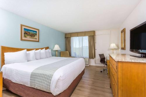 Ramada Plaza by Wyndham Nags Head Oceanfront - image 4
