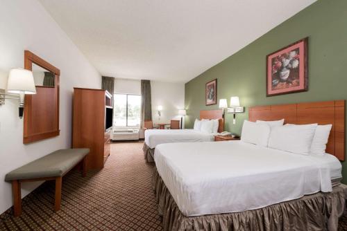 Super 8 by Wyndham Fort Worth Downtown South - image 13