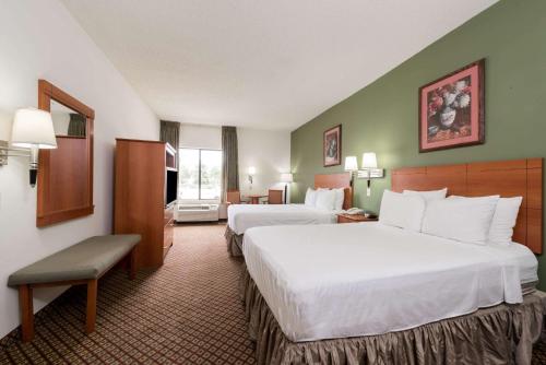 Super 8 by Wyndham Fort Worth Downtown South