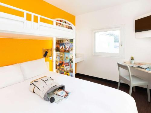 1 queen bed, 1 twin bed