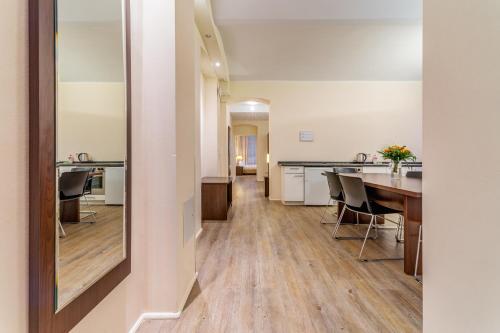 Kitchen, Upper Room Hotel in Charlottenburg