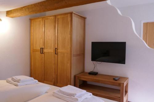 1 queen bed, 2 twin beds