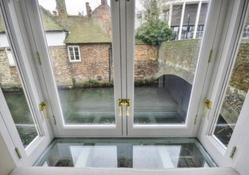 Heart of Canterbury River Side Cottage with Parking
