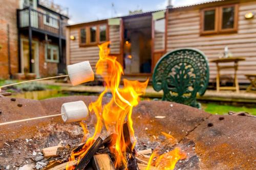 Shepherd’s Hut /w Fire pit & Parking (Ginger&Gold) gîte à louer Norfolk Broads