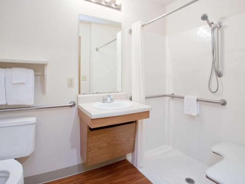 Bathroom, WoodSpring Suites Chicago Darien in Darien (IL)