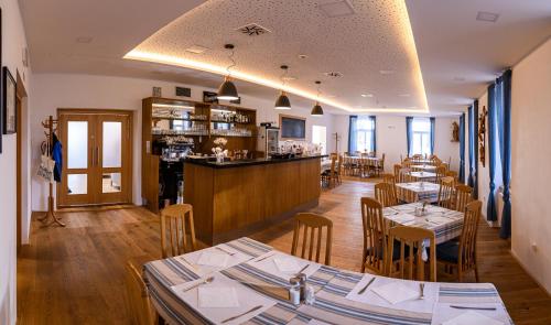 Étterem, Hotel Poutní Dům (Hotel Poutni Dum) in Kraliky