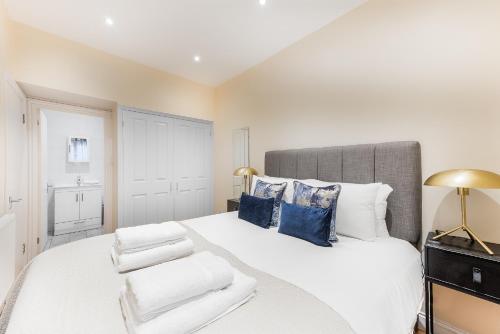 Mayfair Apartments - image 9