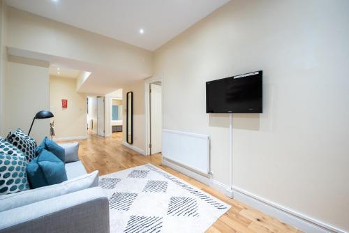 Mayfair Apartments - image 7
