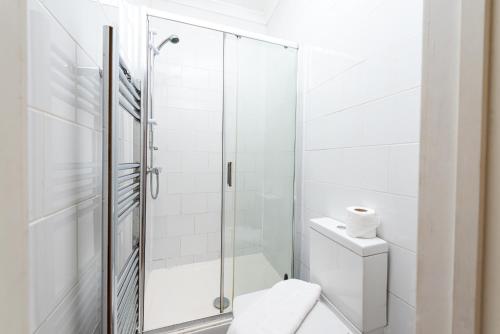 Mayfair Apartments - image 3