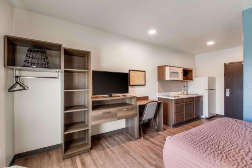 WoodSpring Suites Bakersfield Airport - image 13