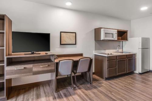 WoodSpring Suites Bakersfield Airport