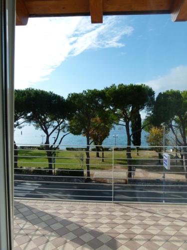 Superior Double or Twin Room with Balcony and Lake View image 9