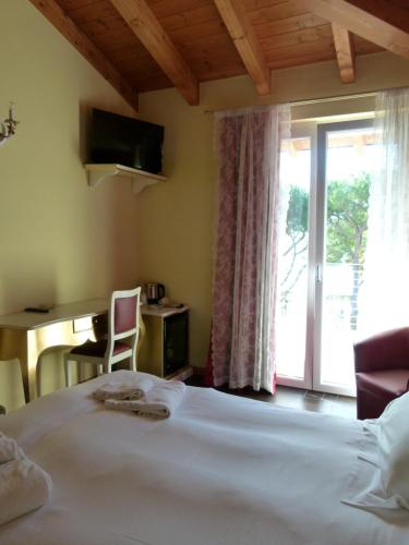 Superior Double or Twin Room with Balcony and Lake View image 7