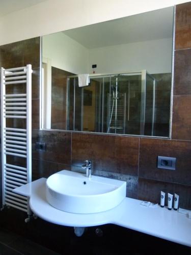 King Suite with Balcony and Lake View image 1