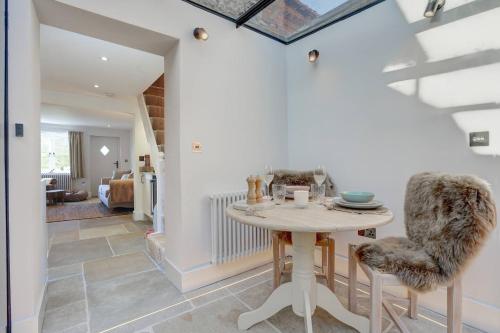 1 Bed Cottage Sleeps 2 with Hot Tub & Pets Welcome in Greitmasinghema