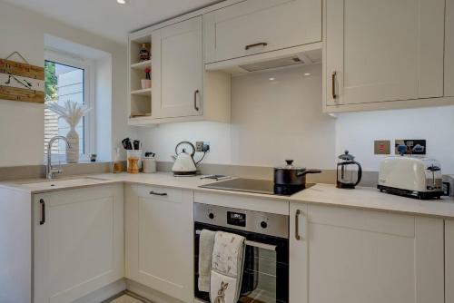 virtuve, 1 Bed Cottage Sleeps 2 with Hot Tub & Pets Welcome in Greitmasinghema