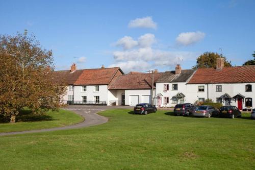 1 Bed Cottage Sleeps 2 with Hot Tub & Pets Welcome