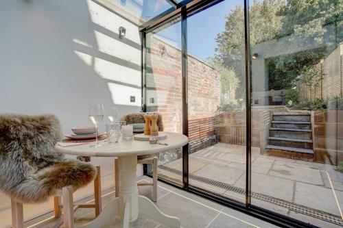 Iekārtas, 1 Bed Cottage Sleeps 2 with Hot Tub & Pets Welcome in Greitmasinghema