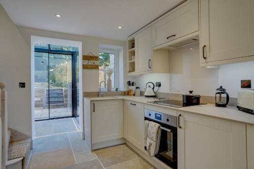 virtuve, 1 Bed Cottage Sleeps 2 with Hot Tub & Pets Welcome in Greitmasinghema